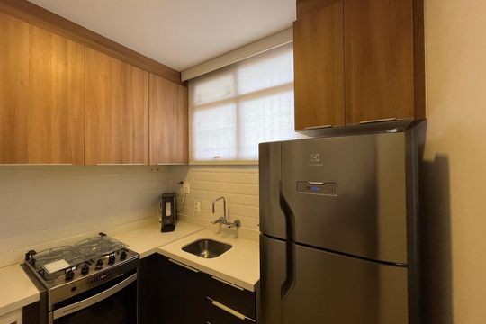 Cozinha de apartamento para alugar com 1 quarto, 56m² em Barra da Tijuca, Rio de Janeiro