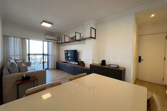 Sala de apartamento para alugar com 1 quarto, 56m² em Barra da Tijuca, Rio de Janeiro