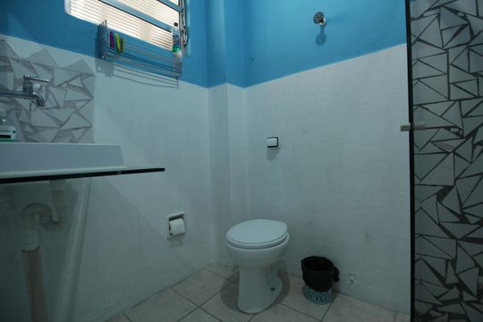 Banheiro de kitnet/studio para alugar com 1 quarto, 40m² em José Menino, Santos