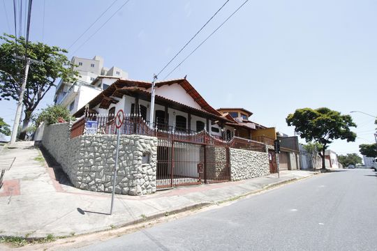 Fachada de casa à venda com 4 quartos, 370m² em Jardim America, Belo Horizonte