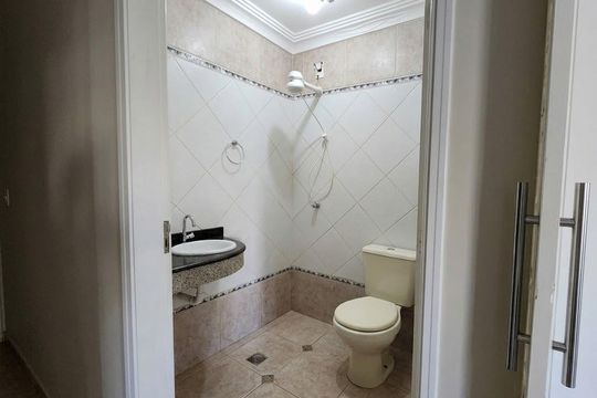 Banheiro 1 de casa à venda com 3 quartos, 176m² em Conjunto Habitacional Parque da Floresta, Campinas