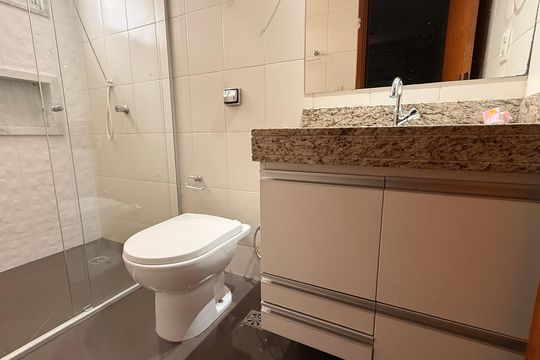 Banheiro da Suíte 2 de apartamento para alugar com 3 quartos, 107m² em Parque Amazonia, Goiânia