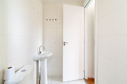 Banheiro da Suíte de apartamento para alugar com 1 quarto, 30m² em Jardim Itacolomi, São Paulo