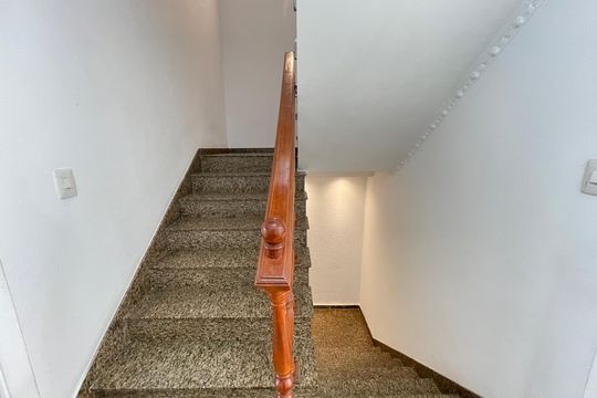 Escadas de casa para alugar com 2 quartos, 200m² em Jardim Bonfiglioli, São Paulo