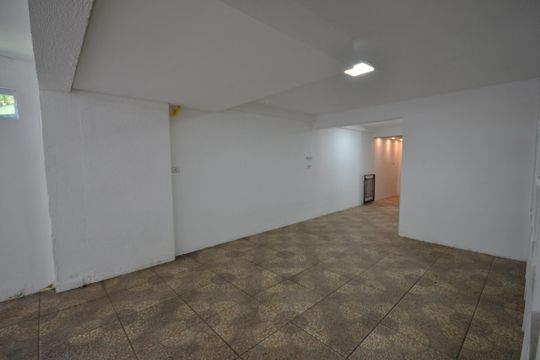 Garagem de casa para alugar com 2 quartos, 200m² em Jardim Bonfiglioli, São Paulo