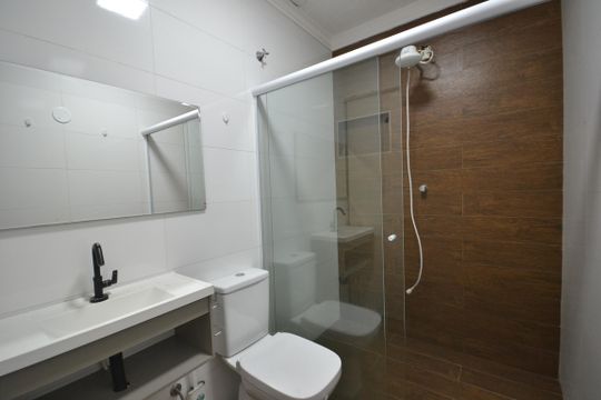Banheiro 1 de casa para alugar com 2 quartos, 200m² em Jardim Bonfiglioli, São Paulo