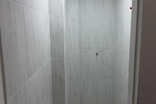Banheiro de apartamento para alugar com 1 quarto, 60m² em Curicica, Rio de Janeiro
