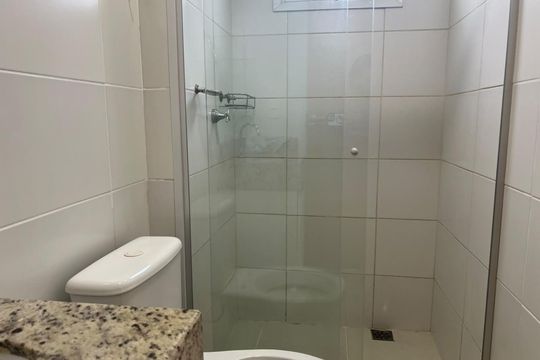 Banheiro de apartamento para alugar com 1 quarto, 60m² em Curicica, Rio de Janeiro