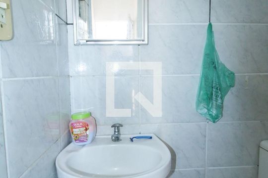 Banheiro de kitnet/studio para alugar com 1 quarto, 30m² em Irajá, Rio de Janeiro