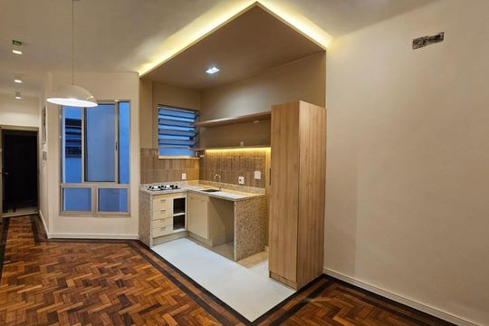 Sala/cozinha de apartamento à venda com 1 quarto, 42m² em Catete, Rio de Janeiro