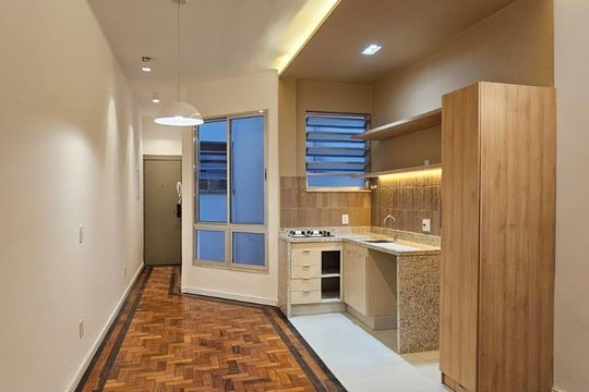 Sala/cozinha de apartamento à venda com 1 quarto, 42m² em Catete, Rio de Janeiro