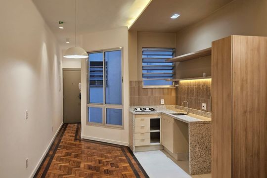 Sala/cozinha de apartamento à venda com 1 quarto, 42m² em Catete, Rio de Janeiro
