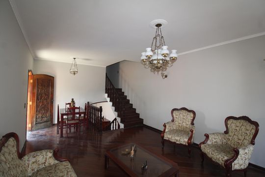 Casa para alugar com 5 quartos, 220m² em Vila Barbosa, São Paulo