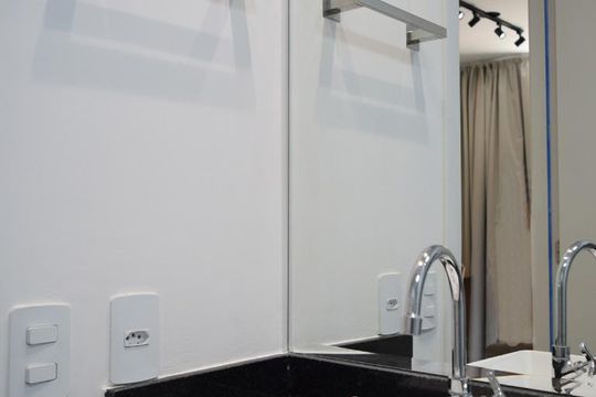 Banheiro de apartamento para alugar com 1 quarto, 28m² em Pinheiros, São Paulo