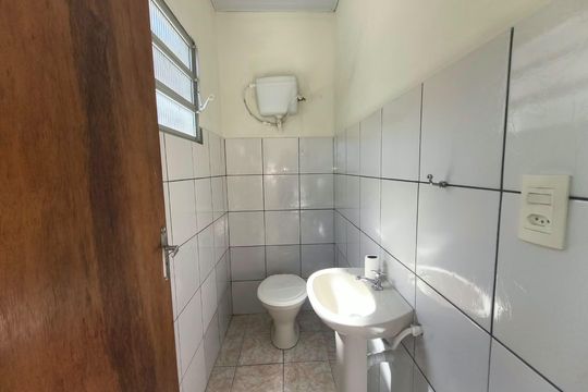 Banheiro de serviço de casa para alugar com 2 quartos, 200m² em Forquilhinhas, São José
