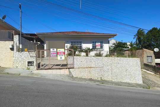 Fachada de casa para alugar com 2 quartos, 200m² em Forquilhinhas, São José