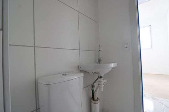 Banheiro de apartamento para alugar com 2 quartos, 57m² em Taquara, Rio de Janeiro