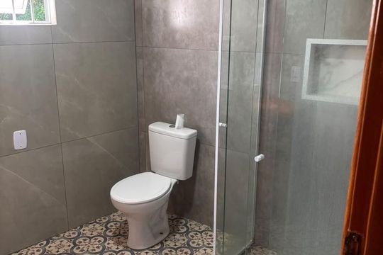 Banheiro de kitnet/studio para alugar com 1 quarto, 32m² em Boa Saúde, Novo Hamburgo