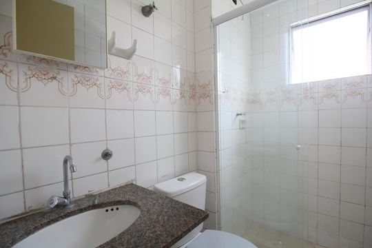Banheiro social de apartamento para alugar com 2 quartos, 52m² em Jardim Umarizal, São Paulo