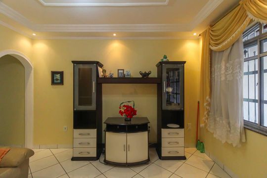 Sala de casa à venda com 6 quartos, 250m² em São Rafael, São Paulo