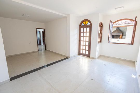 Casa à venda com 3 quartos, 202m² em Planalto, Belo Horizonte