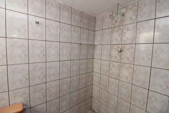 Banheiro social de casa para alugar com 1 quarto, 33m² em Vila Buenos Aires, São Paulo