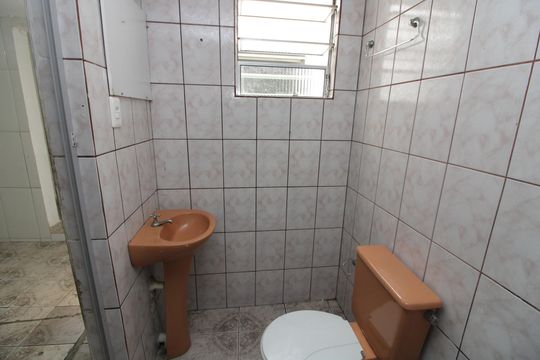 Banheiro de casa para alugar com 1 quarto, 33m² em Vila Buenos Aires, São Paulo