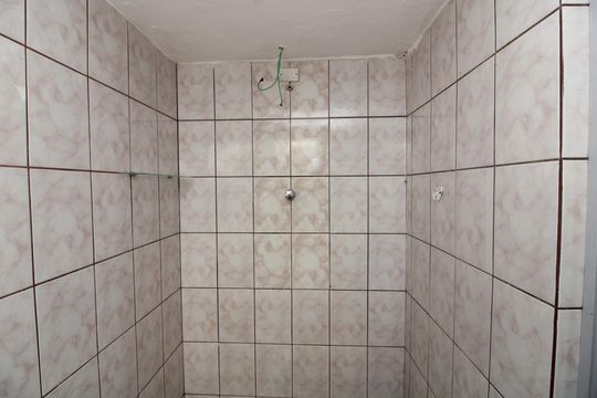 Banheiro de casa para alugar com 1 quarto, 33m² em Vila Buenos Aires, São Paulo