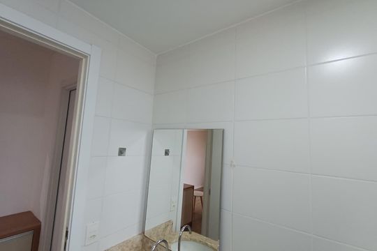 Banheiro de apartamento para alugar com 2 quartos, 48m² em Jardim Ipaussurama, Campinas