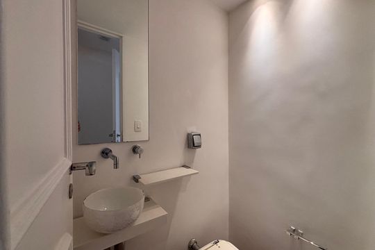 Lavabo de apartamento à venda com 2 quartos, 122m² em Vila Olímpia, São Paulo