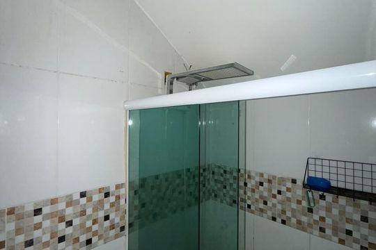 Banheiro de casa de condomínio para alugar com 1 quarto, 40m² em Vargem Grande, Rio de Janeiro