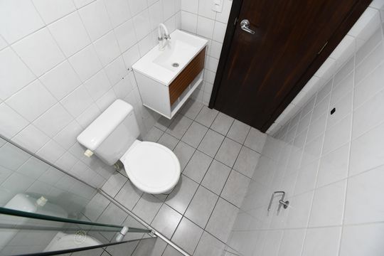 Banheiro de apartamento para alugar com 3 quartos, 59m² em Sítio Cercado, Curitiba