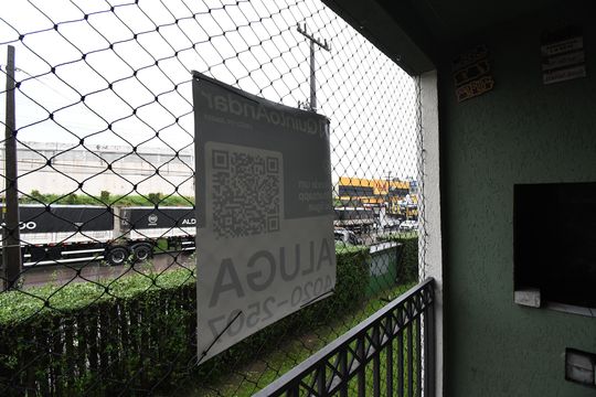 Placa de apartamento para alugar com 3 quartos, 59m² em Sítio Cercado, Curitiba