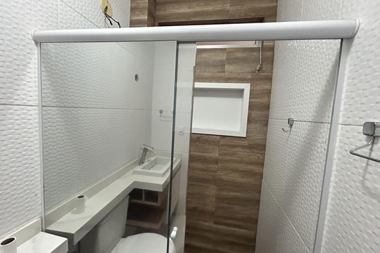 Banheiro de apartamento para alugar com 2 quartos, 52m² em Ricardo de Albuquerque, Rio de Janeiro