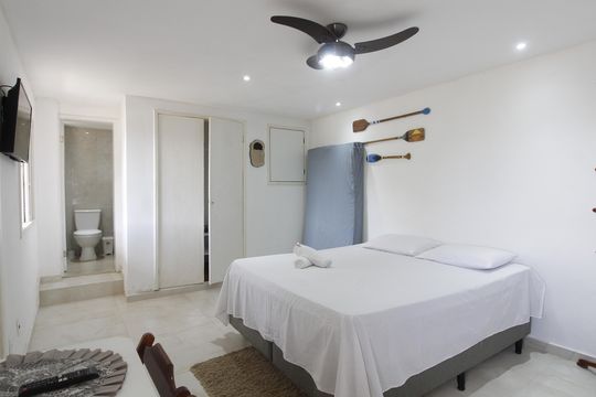 Quarto Suíte 2 de casa de condomínio para alugar com 3 quartos, 350m² em Jardim Pero, Cabo Frio