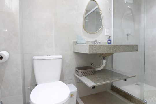 Banheiro da Suíte 2 de casa de condomínio para alugar com 3 quartos, 350m² em Jardim Pero, Cabo Frio