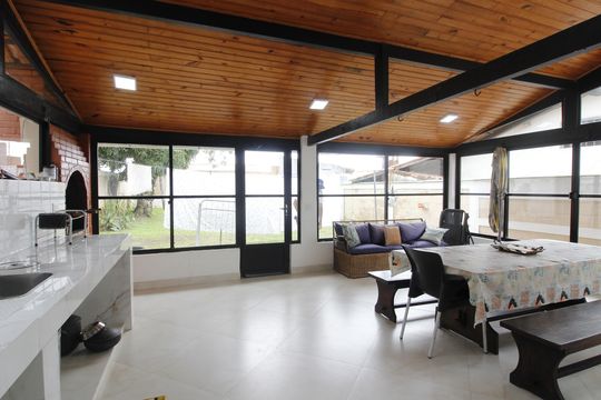 Cozinha de casa de condomínio para alugar com 3 quartos, 350m² em Jardim Pero, Cabo Frio