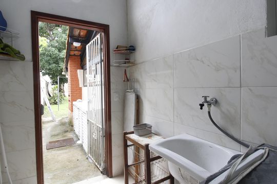 Área de Serviço de casa de condomínio para alugar com 3 quartos, 350m² em Jardim Pero, Cabo Frio