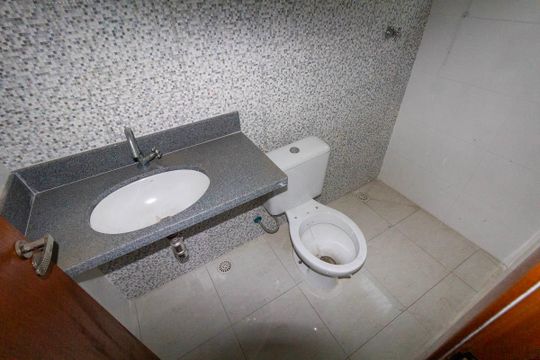 Banheiro 1 de casa de condomínio à venda com 2 quartos, 62m² em Vila Uniao (zona Leste), São Paulo