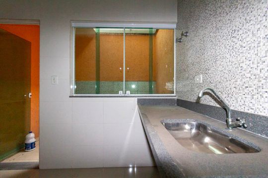 Cozinha de casa de condomínio à venda com 2 quartos, 62m² em Vila Uniao (zona Leste), São Paulo