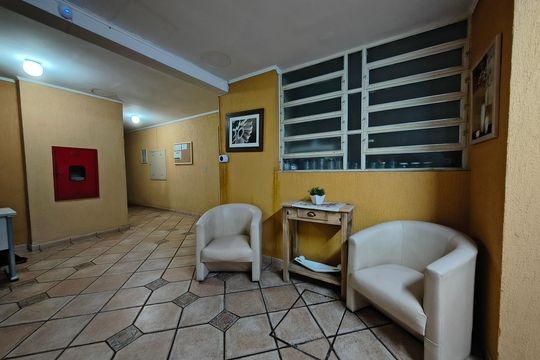 Hall de entrada  de apartamento para alugar com 1 quarto, 55m² em Centro Histórico, Porto Alegre