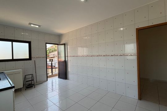 Casa para alugar com 4 quartos, 120m² em Vila Veloso, Carapicuíba