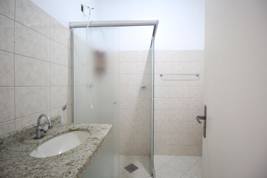 Banheiro de apartamento para alugar com 1 quarto, 40m² em Passo D’areia, Porto Alegre