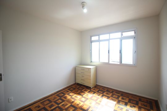 Quarto 1 de apartamento para alugar com 1 quarto, 40m² em Passo D’areia, Porto Alegre
