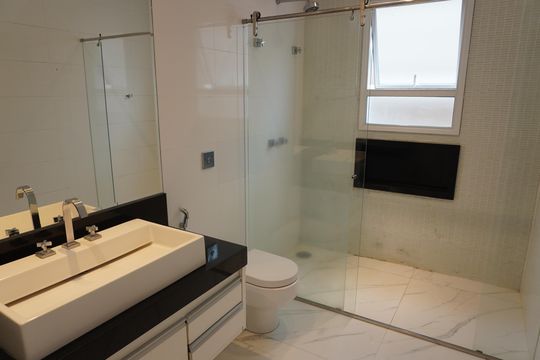 Banheiro da Suíte 1 de casa de condomínio à venda com 4 quartos, 217m² em Morada das Nuvens, Barueri