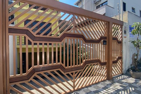 Fachada de casa à venda com 3 quartos, 181m² em Jardim das Flores, Osasco