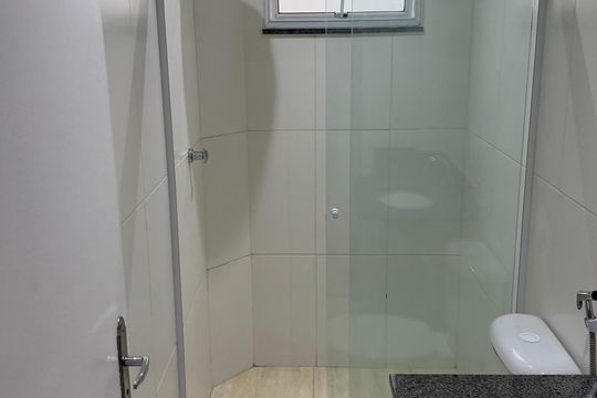 Banheiro social de apartamento para alugar com 1 quarto, 45m² em Curicica, Rio de Janeiro