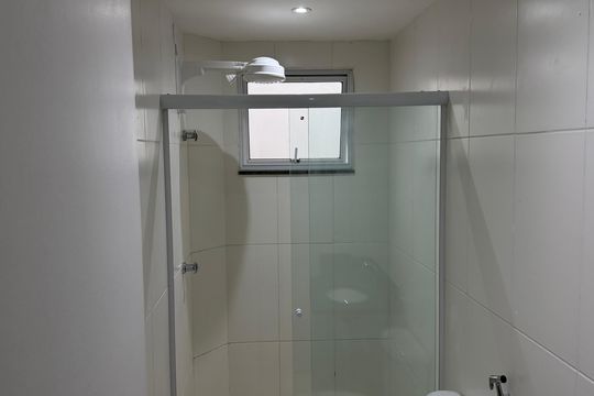 Banheiro social de apartamento para alugar com 1 quarto, 45m² em Curicica, Rio de Janeiro