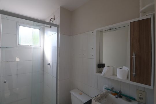 Banheiro de apartamento à venda com 3 quartos, 55m² em Fátima, Canoas