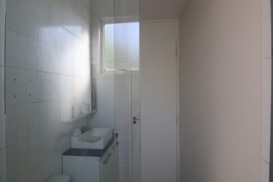 Banheiro de apartamento à venda com 3 quartos, 55m² em Fátima, Canoas